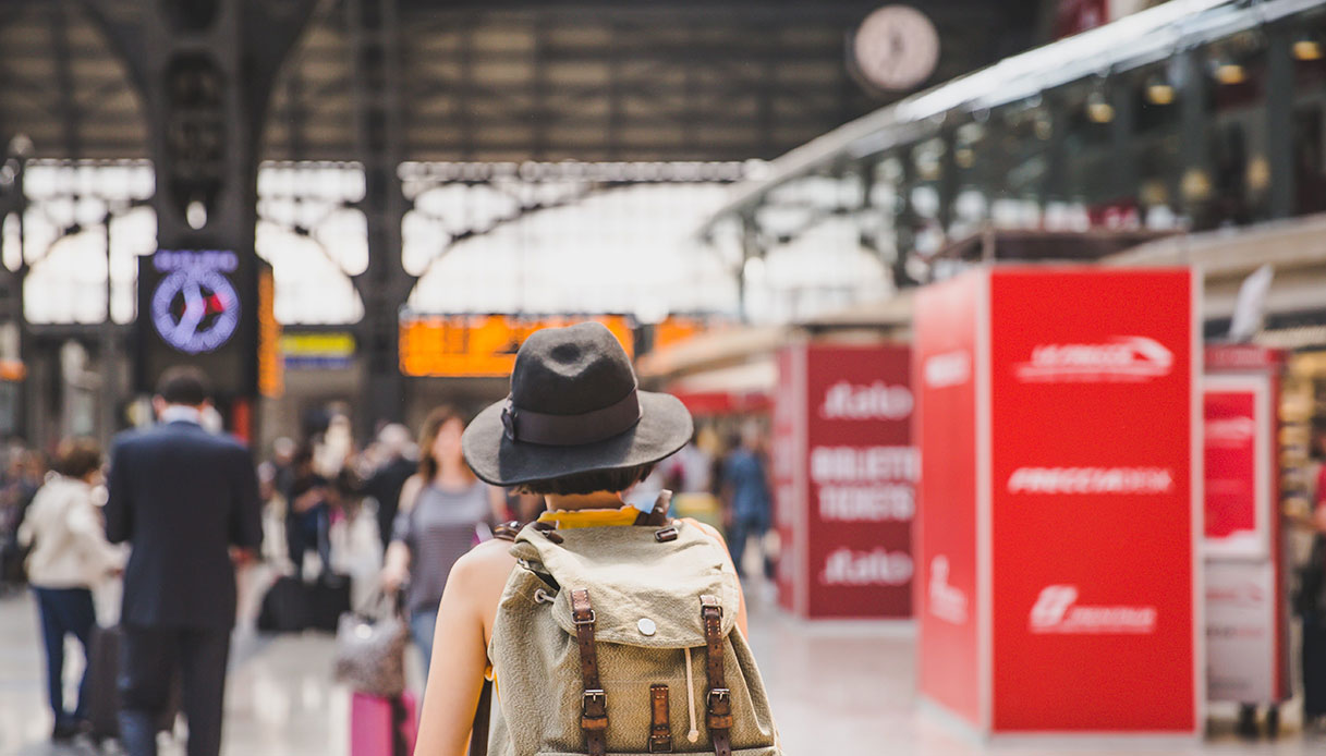 Rientrare a casa per un weekend lungo costa di più: la geografia dei prezzi in Italia tra Nord e Sud