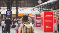 Rientrare a casa per un weekend lungo costa di più: la geografia dei prezzi in Italia tra Nord e Sud
