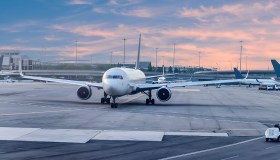 Estate a rischio rincari nei voli: cosa significa davvero l’allarme jet fuel per passeggeri e compagnie