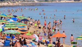 Vacanze estate 2026, guerra e prezzi cambiano i piani degli italiani: le mete più affollate