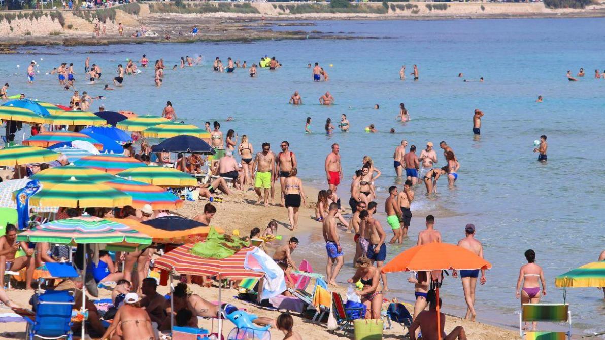 Vacanze estate 2026, guerra e prezzi cambiano i piani degli italiani: le mete più affollate