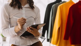 Lavorare nella moda, il lusso non conosce crisi: i profili più ricercati in Italia