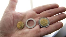 Monete da due euro false in circolazione in Italia, la truffa: come riconoscerle