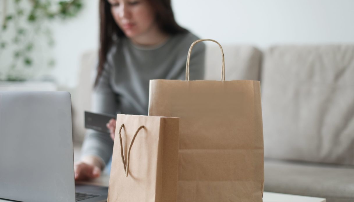 Nuove regole per gli acquisti online, come cambiano i resi dal 19 giugno 2026