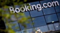 Truffa su Booking, l’azienda avverte i clienti: i messaggi ingannevoli sulle prenotazioni