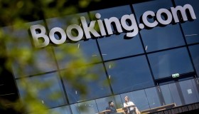 Truffa su Booking, l’azienda avverte i clienti: i messaggi ingannevoli sulle prenotazioni