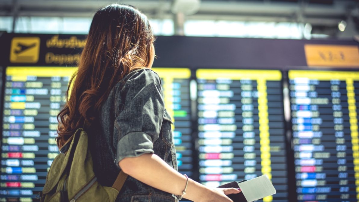 Bagaglio a mano incluso nel biglietto e rimborsi più veloci, le nuove regole sui voli
