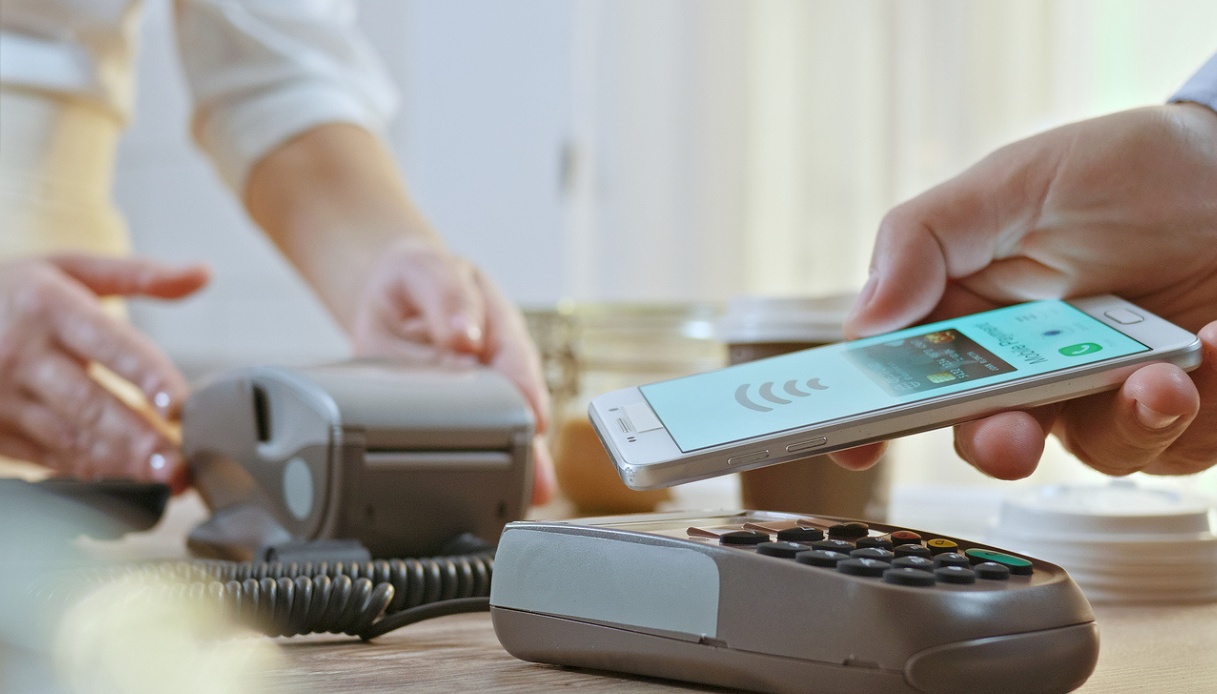 Pagamenti digitali obbligatori, previste sanzioni per chi non accetta app e wallet