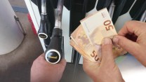 Consumo carburante giù del 3% in Italia, in Germania fino al 10%: record dal 2023