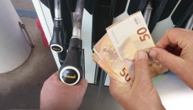 Consumo carburante giù del 3% in Italia, in Germania fino al 10%: record dal 2023