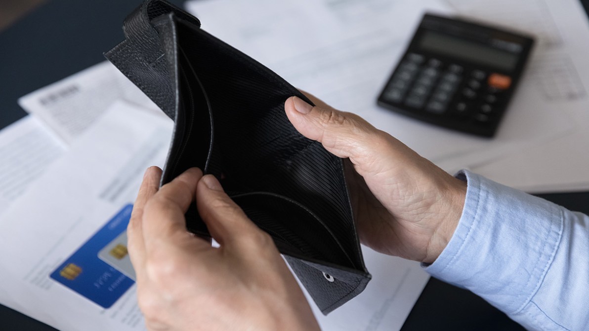 Svuotare il conto corrente per evitare il Fisco è reato?