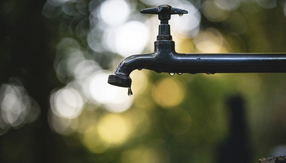 La crisi dell’acqua in Italia, la rete colabrodo che mette a rischio il 20% del nostro Pil