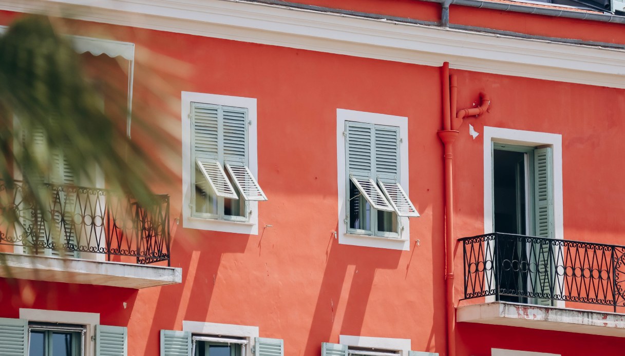 Il caldo costa fino a 600 euro al mese a famiglia tra bollette e consumi: i costi extra