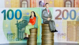 Stipendio dimezzato per le donne italiane, è il prezzo del lavoro domestico: lo studio