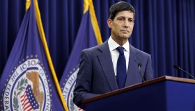 Fed, debutto da falco per Warsh: tassi fermi