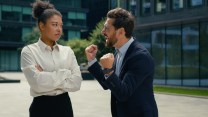 Sputi e offese a un collega non bastano sempre per licenziare: la Cassazione spiega perché