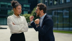 Sputi e offese a un collega non bastano sempre per licenziare: la Cassazione spiega perché