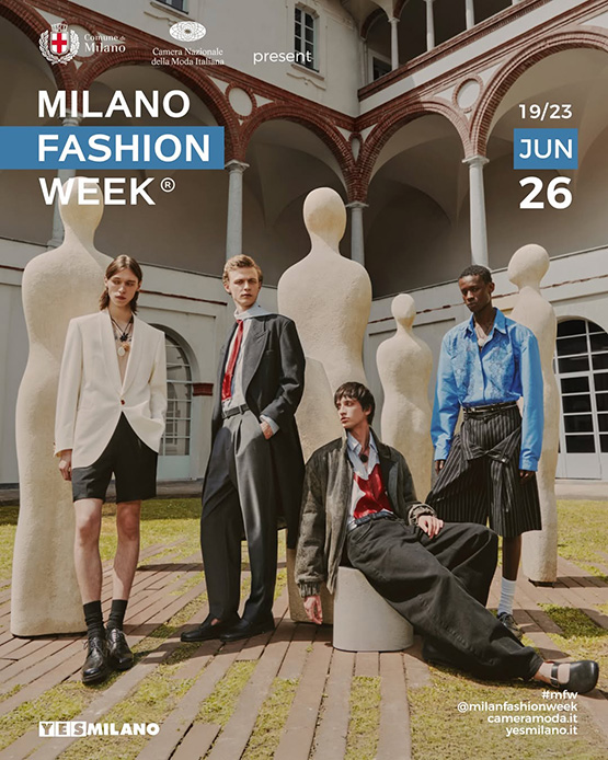 Poster ufficiale Milano Fashion Week Men's SS 2027 con quattro modelli tra sculture bianche nel chiostro del Museo della Scienza, loghi Camera Nazionale della Moda Italiana e Comune di Milano