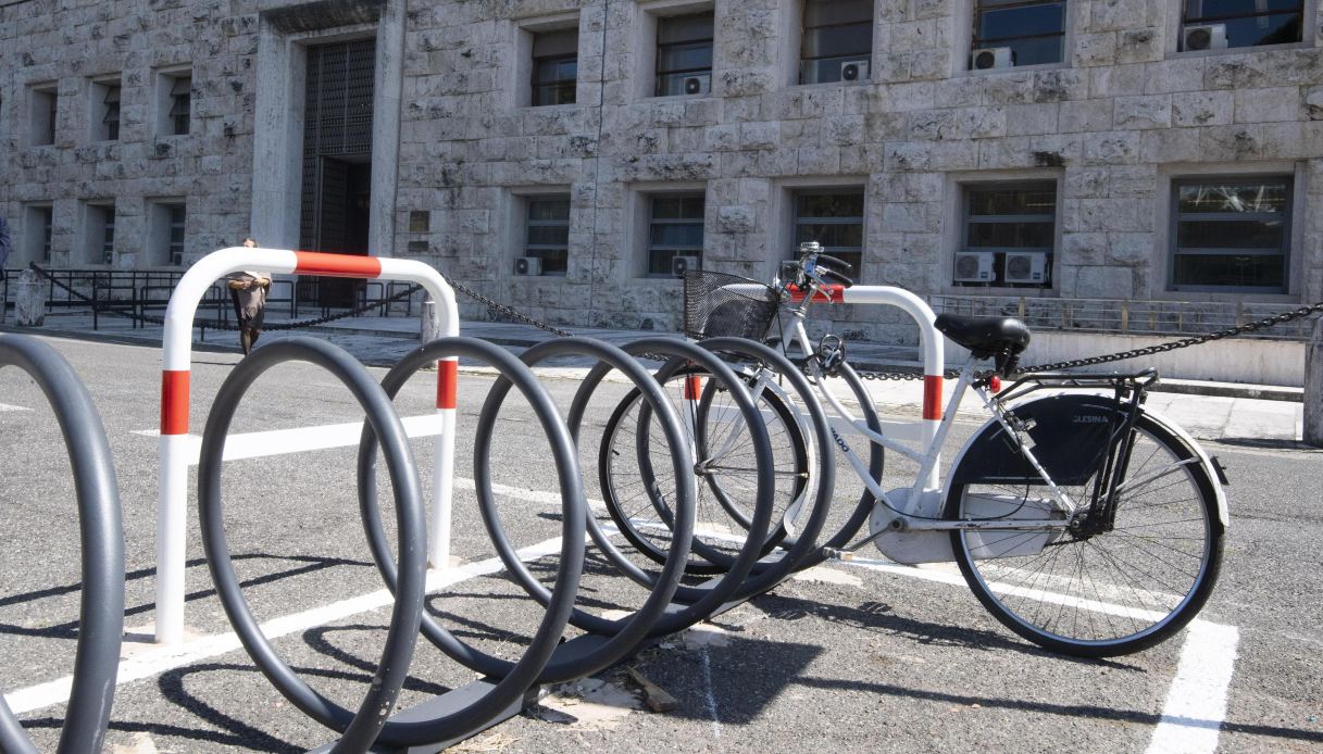 Mobilità sostenibile, 7 su 10 non usano i mezzi pubblici: ci sono troppe auto