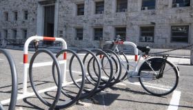 Mobilità sostenibile, 7 su 10 non usano i mezzi pubblici: ci sono troppe auto