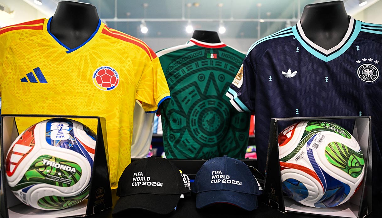 Mondiali 2026, il carrello dei tifosi: quanto costa vivere il torneo tra maglie, snack e supermercati