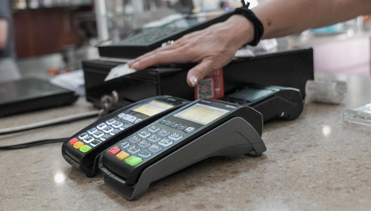 Pos collegato alla cassa, chi è interessato dalla scadenza del 30 giugno e perché