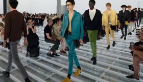 Prada PE 2027 Clarity, Miuccia e Raf Simons scelgono la sottrazione come atto creativo
