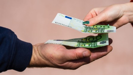 Lavoro lontano da casa, perdiamo uno stipendio all’anno tra benzina e parcheggi
