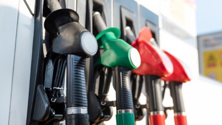 Taglio accise verso lo stop, ipotesi bonus carburante da 100 euro: chi ne avrebbe diritto