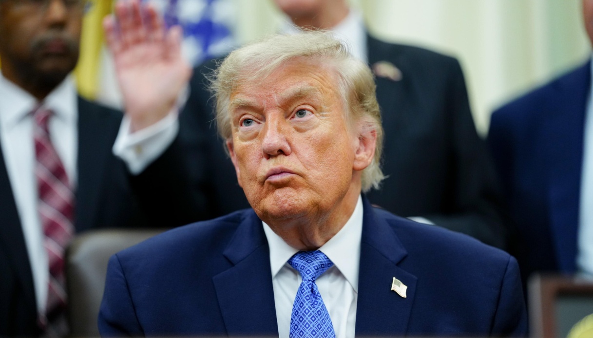 Trump minaccia dazi al 100% sull’Ue se tassa le Big Tech, la replica di Bruxelles