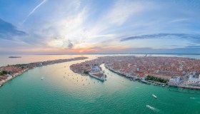 Venezia, in vendita l’isola di Santa Cristina degli eredi Swarovski: quanti milioni vale