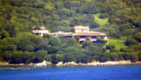 Villa Certosa ai reali del Qatar: la famiglia Berlusconi incassa 350 milioni