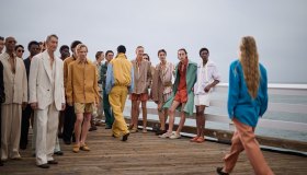 Zegna sfila a Malibu: Alessandro Sartori porta l’estate italiana sul Pacifico
