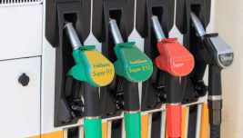 Pompe di benzina e diesel in una stazione di servizio, simbolo della pressione sui prezzi dei carburanti.