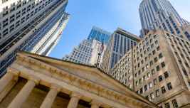 Palazzi di Wall Street a New York con la facciata della Borsa americana, simbolo dei mercati in attesa di CPI USA, petrolio e risultati delle banche.