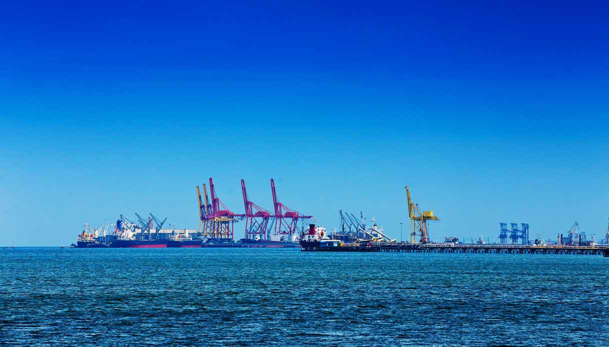 Brent verso 80 dollari, Fed divisa: mercati tra energia e inflazione