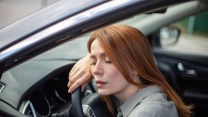Dorme al volante della Tesla in autostrada, la guida autonoma spaventa: è legale in Italia?
