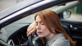 Dorme al volante della Tesla in autostrada, la guida autonoma spaventa: è legale in Italia?