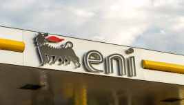 Logo Eni su una stazione di servizio, immagine simbolo del gruppo energetico italiano tra petrolio, gas e risultati finanziari.