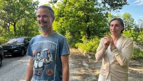 Famiglia nel bosco, la nuova casa con camino e serra è quasi pronta: com’è e chi paga