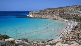 Le spiagge più amate d’Italia 2026: in testa i Conigli, ma domina la Sardegna. Quanto costa fare il bagno