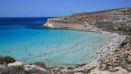 Le spiagge più amate d’Italia 2026: in testa i Conigli, ma domina la Sardegna. Quanto costa fare il bagno