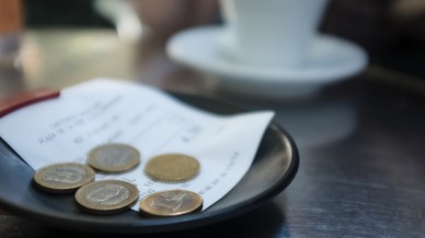 Mancia al ristorante, dove è prevista e quanto può incidere sul conto