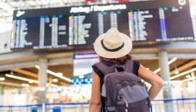 Diritti dei passeggeri aerei, via libera dell’Ue: bagaglio a mano incluso e nuovi rimborsi