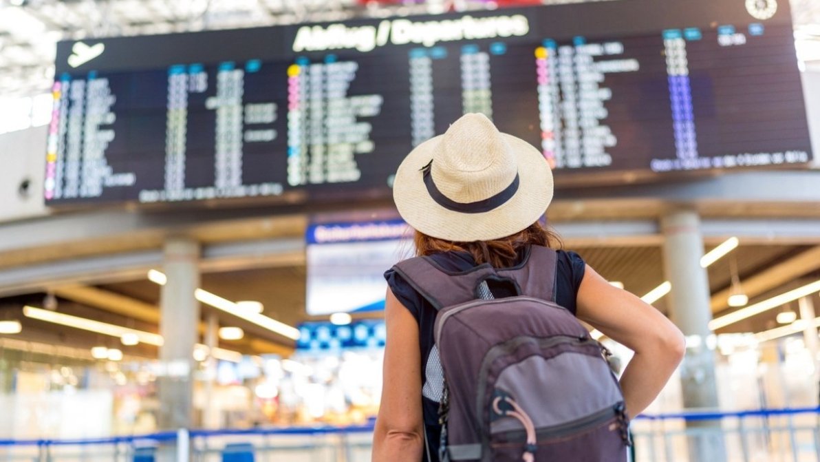 Diritti dei passeggeri aerei, via libera dell’Ue: bagaglio a mano incluso e nuovi rimborsi