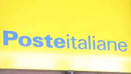 Logo Poste Italiane su sfondo giallo, simbolo dell’OPAS su TIM e del confronto sul prezzo dell’offerta.