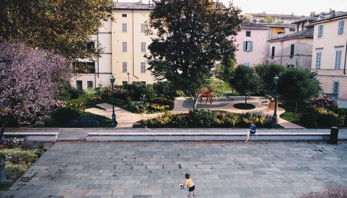 Parma rimuove l’asfalto in Piazzale Borri, 122 nuove piante per rigenerare il centro