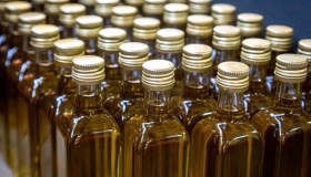 Olio d’oliva, stop alla miscelazione: cosa cambia per chi vende e acquista