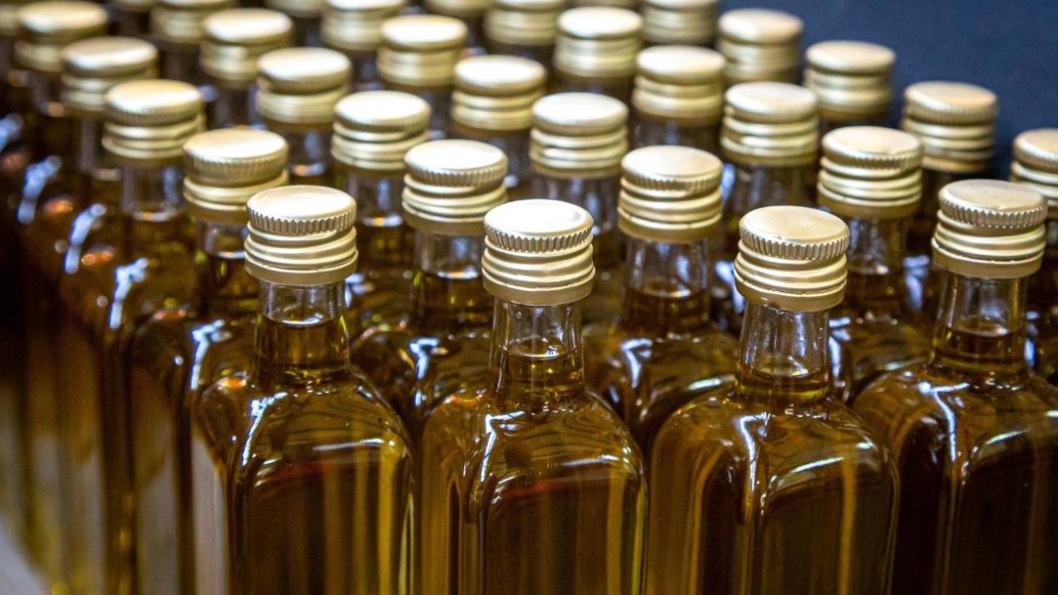 Olio d’oliva, stop alla miscelazione: cosa cambia per chi vende e acquista