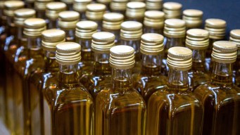 Olio d’oliva, stop alla miscelazione: cosa cambia per chi vende e acquista
